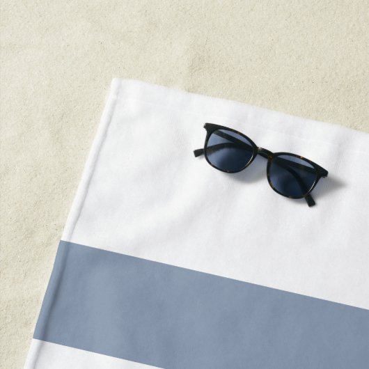 Serviette De Plage Bleu Dusty moderne rayé (En situation)