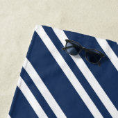 Serviette De Plage Bleu et blanc de la marine personnalisée (En situation)