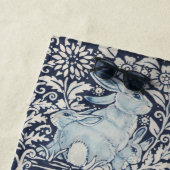 Serviette De Plage Bleu et blanc Lapin Lapin Floral Pâques Monogramme (En situation)