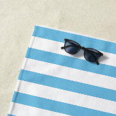 Serviette De Plage Bleu Et Blancs Personnalisés (En situation)