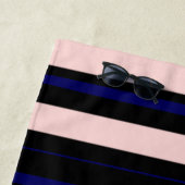 Serviette de plage bleu et rose personnalisée (En situation)