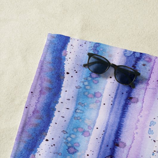 Serviette De Plage Bleu Lavande Aquarelle Blanche Flux Monogrammes (En situation)