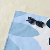 Serviette De Plage Bleu marguerite de style rétro et points bleu fonc (En situation)