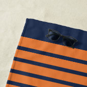 Serviette De Plage Bleu marine orange rayé Monogramme (En situation)