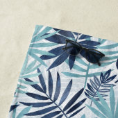 Serviette De Plage Bleu Nuit Aqua & Feuille de Palmier Blanche (En situation)