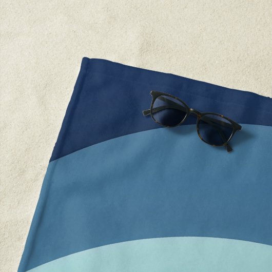 Serviette De Plage Bleu rose arc-en-ciel rayures de courbe Monogramme (En situation)