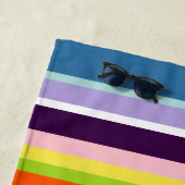 Serviette De Plage Bleu rose jaune orange violet monogramme (En situation)