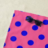 Serviette De Plage Bleu sur rose Pois design Motif (En situation)