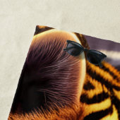 Serviette De Plage Bleu Tiger Cub et Fleurs pourpres (En situation)