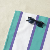 Serviette De Plage Bleu turquoise Blanc moderne Preppy Stripes piscin (En situation)