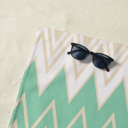Serviette De Plage Bleu turquoise, turquoise et vert Zigzags (En situation)