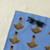 Serviette de plage bleue Gold Thor Hammer (En situation)