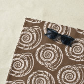 Serviette De Plage Bloc de coquillages spiraux Impression, Taupe Tan  (En situation)