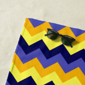 Serviette de plage Blue Yellow Gold Chevrons (En situation)