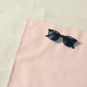 Serviette De Plage Blush Rose Monochrome Élégant Monogramme Script Te (En situation)