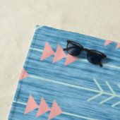 Serviette De Plage Boho Rose Blanc Flèche Fond Bleu (En situation)