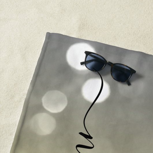 Serviette De Plage Bokeh jaune gris brillant Nom personnalisé (En situation)