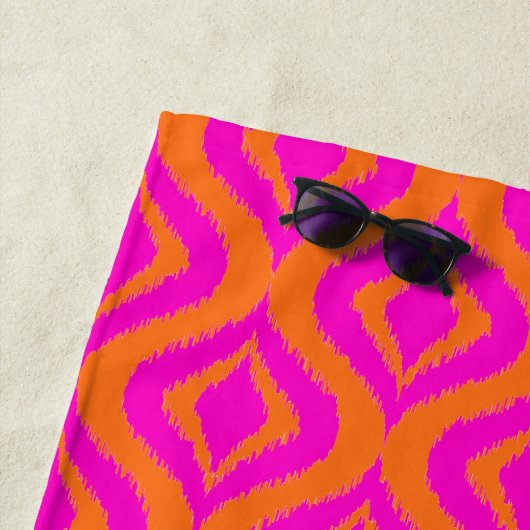 Serviette De Plage Bold Orange Hot Pink Summer Ikat Ogee Art Pattern (En situation)