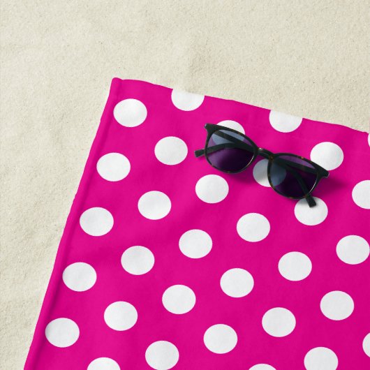 Serviette De Plage Bold White Polka Dots on Hot Pink (En situation)