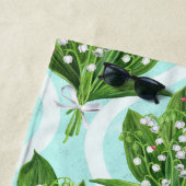 Serviette De Plage Bouquet de lis de la vallée fleurs sur le bleu (En situation)