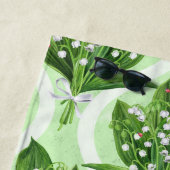 Serviette De Plage Bouquet de lys de la vallée fleurs sur vert (En situation)