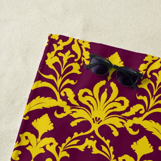 Serviette De Plage Bourgogne et Gold Royal Damask (En situation)