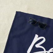 Serviette de plage Bride avec anneau bleu marine (En situation)