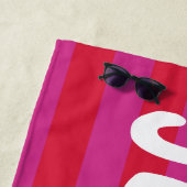 Serviette De Plage Bright rose rouge vif Grandes bandes personnalisée (En situation)