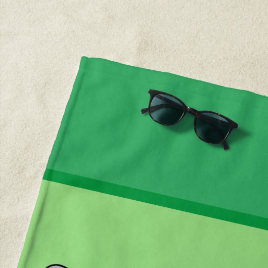 Serviette De Plage BUGS BUNNY™ Lying Down Eating Carrot (En situation)