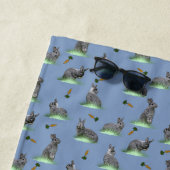 Serviette de plage Bunny Carrot Craze (Bleu) (En situation)