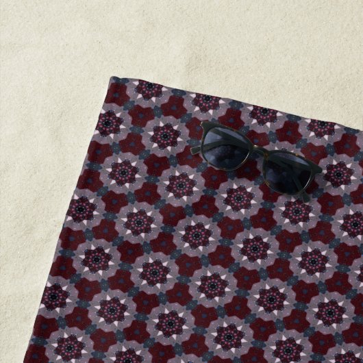 Serviette De Plage Burgundy & Gray Floral Painted Quilt (En situation)