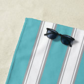 Serviette De Plage Cabana Stripe Monogramme en bleu turquoise (En situation)