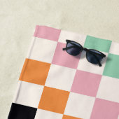 Serviette De Plage Cadeau de plage à monogramme à damier rétro (En situation)