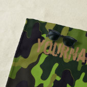 Serviette De Plage Camo Camouflage - Ajouter Votre Nom - Vert & Gris (En situation)