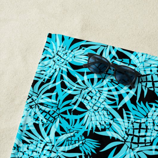 Serviette De Plage Camo d'ananas Hawaiian Tropical - noir et turq (En situation)