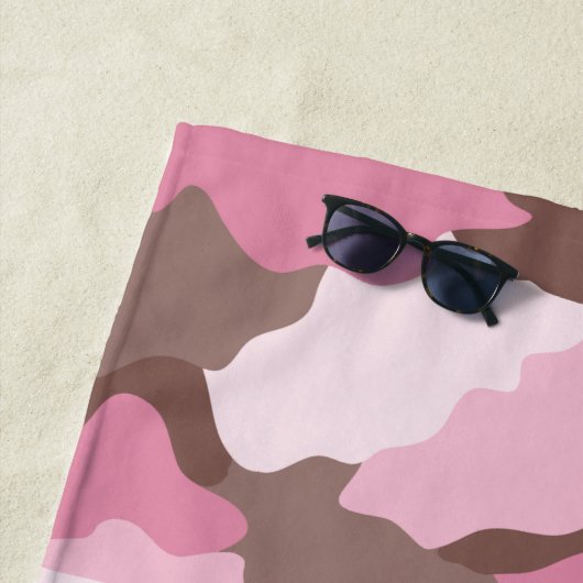 Serviette De Plage Camouflage rose Monogramme (En situation)