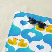 Serviette De Plage Canard jaune mignon et motif cœurs Personnalisé (En situation)