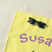 Serviette De Plage Caricature de crème glacée de fraise mignonne (En situation)