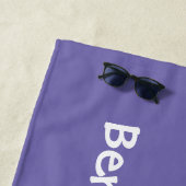 Serviette De Plage Caricature de lézard de caméléon vert joyeux (En situation)