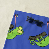 Serviette De Plage Caricature de lézard de caméléon vert joyeux (En situation)