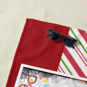 Serviette De Plage Carlin festif dans le chapeau de Noël rouge avec l (En situation)