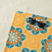Serviette De Plage Carrelage Mandala floral en Orange et Turquoise (En situation)