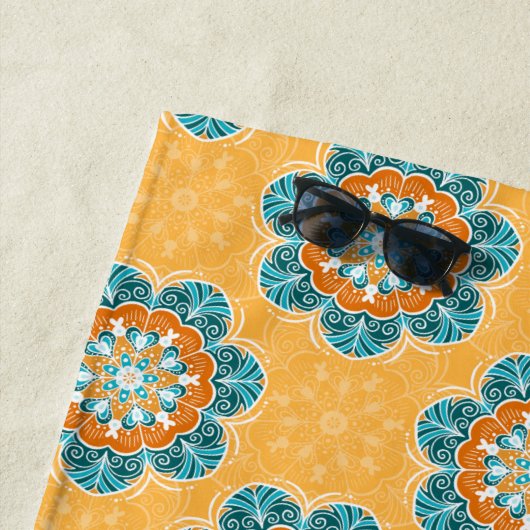 Serviette De Plage Carrelage Mandala floral en Orange et Turquoise (En situation)