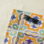 Serviette de plage carrelée orange-vert-bleu (En situation)