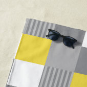 Serviette De Plage Carrés et rayures jaunes et gris (En situation)