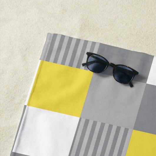 Serviette De Plage Carrés et rayures jaunes et gris (En situation)