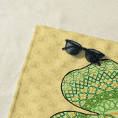 Serviette de plage Celtic Shamrock (En situation)