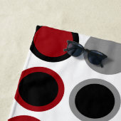 Serviette De Plage Cercles rouges, noirs et gris (En situation)