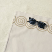 Serviette De Plage Cercles spiraux Abstraits sur sable clair beige (En situation)