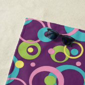 Serviette de plage Cercles Violets Funky (En situation)